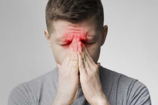 Cảm giác đau và áp lực vùng mặt tăng lên là triệu chứng viêm xoang điển hình