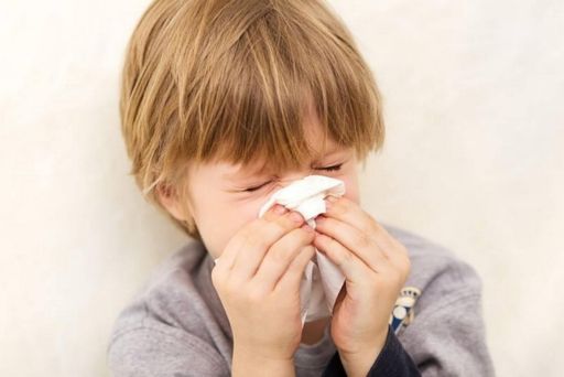 Nghẹt mũi, đau nhức mặt, chảy nước mũi, phù nề quanh mắt là triệu chứng viêm xoang ở trẻ