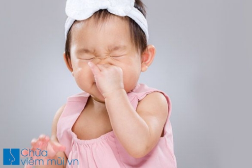 Trẻ bị nghẹt mũi do mắc các bệnh lý hô hấp