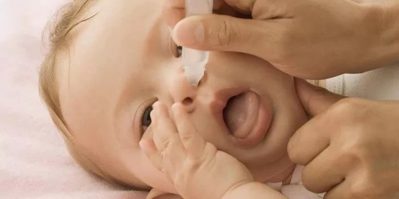 Vệ sinh mũi bằng nước muối giảm nghẹt cho trẻ