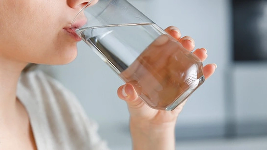 Bí kíp nằm điều hoà không bị khô mũi, nghẹt mũi Uống đủ nước giúp cân bằng ẩm từ bên trong