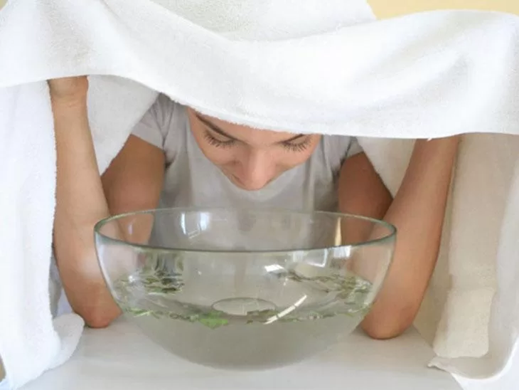 Bị nghẹt mũi 1 bên: Nguyên nhân phổ biến và cách cải thiện hiệu quả Có thể xông hơi bằng nước nóng có chứa tinh dầu để thông mũi
