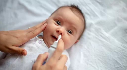 Chuẩn bị dụng cụ vệ sinh mũi cần thiết, phù hợp cho bé dưới 1 tuổi