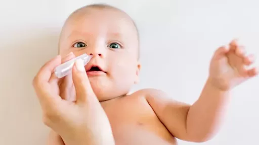 Hướng dẫn chi tiết cách rửa mũi cho trẻ dưới 1 tuổi an toàn, hiệu quả! Đặt trẻ đúng tư thế, tránh ảnh hưởng trong quá trình rửa mũi