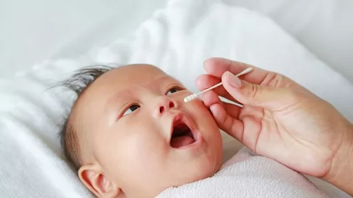 Hướng dẫn chi tiết cách rửa mũi cho trẻ dưới 1 tuổi an toàn, hiệu quả! Sau khi rửa cần lấy sạch dịch nhầy ra ngoài