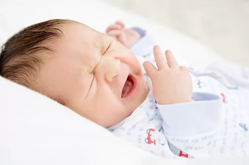 Hướng dẫn chi tiết cách rửa mũi cho trẻ dưới 1 tuổi an toàn, hiệu quả! Trẻ bị chảy máu cam, quấy khóc sau khi vệ sinh mũi cần đưa bé đi kiểm tra