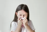 Cần rửa mũi cho trẻ khi có dầu hiệu viêm đường hô hấp