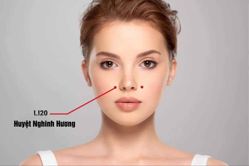 5 mẹo chữa nghẹt mũi ngay lập tức! Mát-xa huyệt Nghinh hương giúp kích thích lưu thông khí, giảm tắc nghẽn mũi.