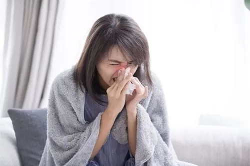 Nghẹt mũi do điều hoà - Nguyên nhân và giải pháp hiệu quả! Không khí khô, lạnh từ điều hoá có thể gây kích ứng niêm mạc mũi