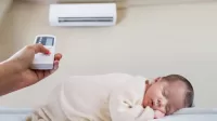Không khí khô, lạnh của điều hoà có thể khiến trẻ nghẹt mũi hơn nếu nằm không đúng cách