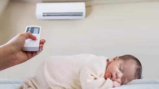 Không khí khô, lạnh của điều hoà có thể khiến trẻ nghẹt mũi hơn nếu nằm không đúng cách