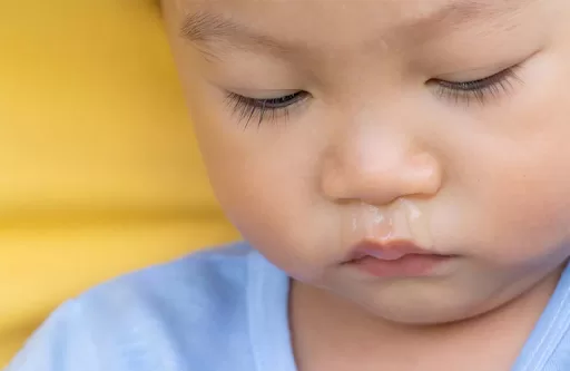 Trẻ bị sổ mũi kéo dài: nguyên nhân và cách xử lý hiệu quả Trẻ bị sổ mũi kéo dài thường kèm thêm các dấu hiệu viêm đường hô hấp khác