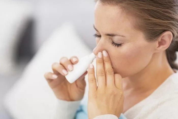 Cách để hết nghẹt mũi hiệu quả và bền vững: Hướng tiếp cận toàn diện từ gốc đến ngọn Sử dụng thuốc xịt mũi theo hướng dẫn khi tình trạng nghẹt mũi nặng