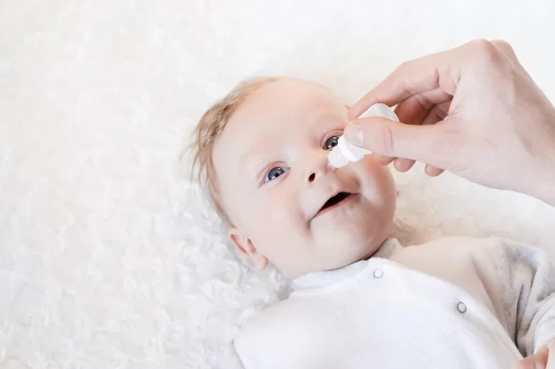 Cách chữa nghẹt mũi cho trẻ sơ sinh hiệu quả nhất! Vệ sinh mũi bằng nước muối là biện pháp an toàn ở trẻ sơ sinh