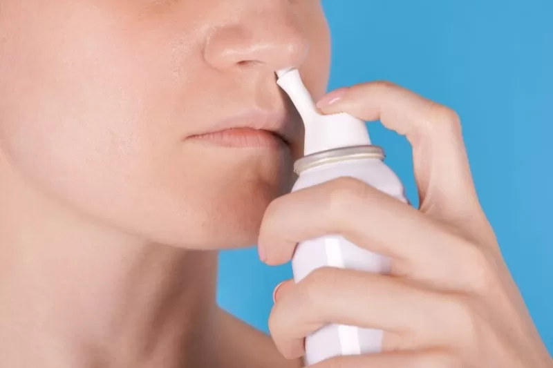 Cách điều trị viêm mũi tại nhà: Giảm triệu chứng nhanh, ngăn ngừa tái phát Vệ sinh mũi nước muối là giải pháp hiệu quả hỗ trợ cải thiện viêm mũi