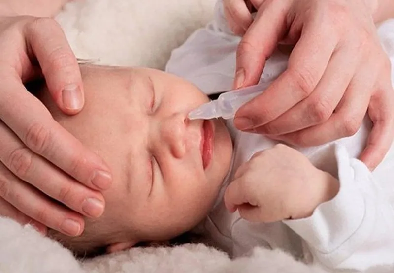 Chữa sổ mũi cho trẻ sơ sinh: Giải pháp an toàn và hiệu quả mẹ nên biết Vệ sinh nước muối là giải pháp an toàn chữa sổ mũi cho trẻ