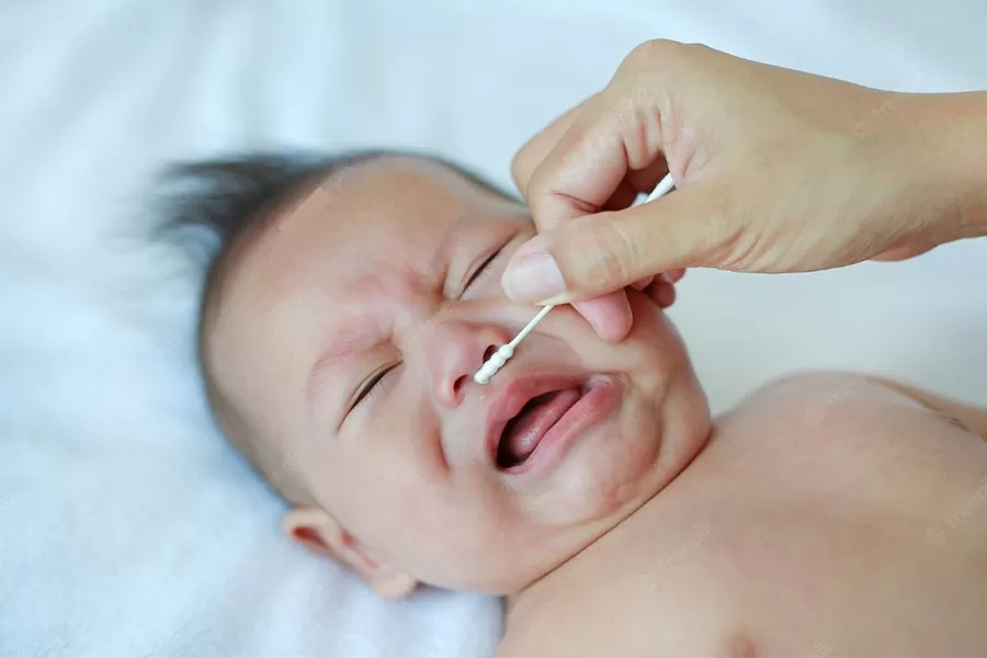 Chữa sổ mũi cho trẻ sơ sinh: Giải pháp an toàn và hiệu quả mẹ nên biết Mũi kích ứng, viêm nhiễm do vi khuẩn, virus khiến trẻ sổ mũi