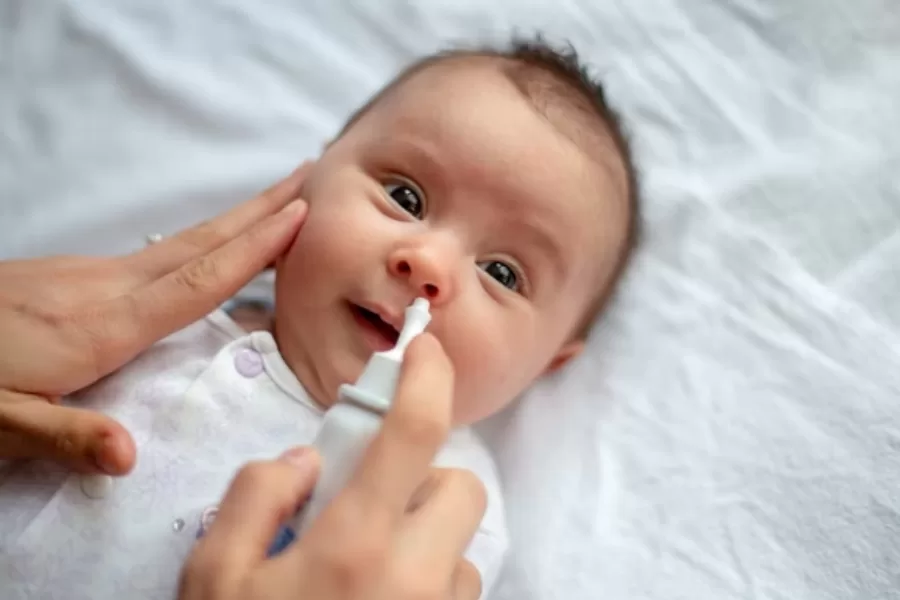 Vệ sinh nước muối ấm là giải pháp hỗ trợ giảm nghẹt mũi mùa đông