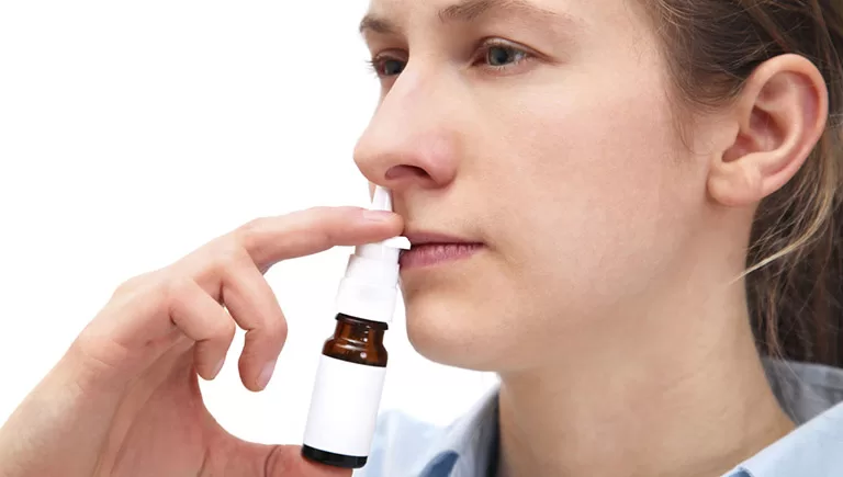 Cách chữa nghẹt mũi bằng dầu gió có an toàn và hiệu quả không? Nghẹt mũi nặng cần sử dụng đến thuốc co mạch giảm phù nề