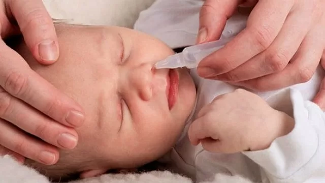 Rửa mũi bằng nước muối là biện pháp đẩy nhanh dịch nhầy giúp mũi thông thoáng