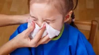 Nghẹt mũi là một trong những triệu chứng khiến trẻ khó chịu, quấy khóc
