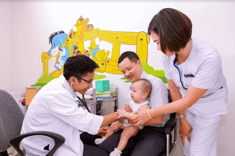 trẻ vẫn nghẹt mũi, cần đưa bé đi khám để tìm nguyên nhân và điều trị phù hợp