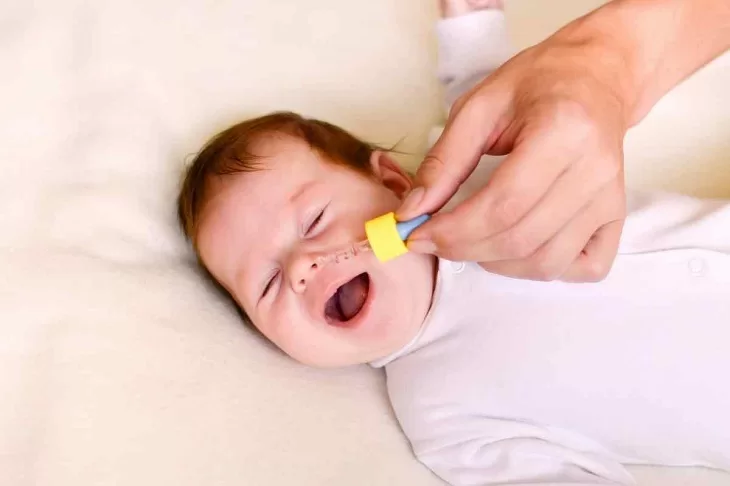 cách xịt mũi đúng cách cho trẻ sơ sinh