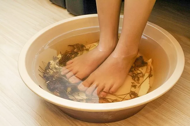 Giữ ấm chân, cơ thể bằng cách ngâm chân nước ấm trước khi ngủ giúp giảm nghẹt mũi