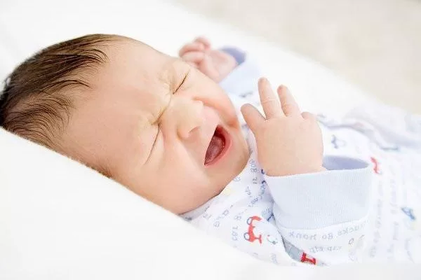 Bé bị nghẹt mũi khi ngủ thường khó thở, thở khò khè, hay quấy khóc