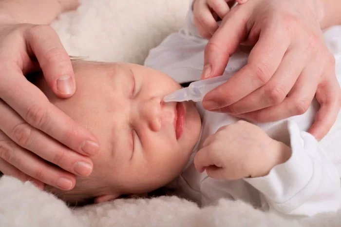 Rửa mũi cho bé bằng nước muối sinh lý