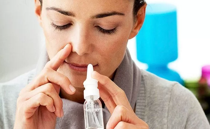 Tại sao bị nghẹt mũi 1 bên? Nguyên nhân, cách điều trị hiệu quả Rửa mũi bằng nước muối sinh lý giúp loại bỏ vi khuẩn, giảm sưng niêm mạc