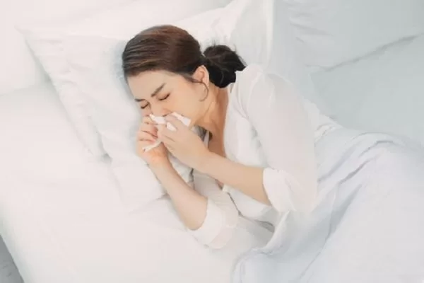 Nằm nghiêng sang bên mũi thông thoáng giúp bạn giảm nghẹt mũi 