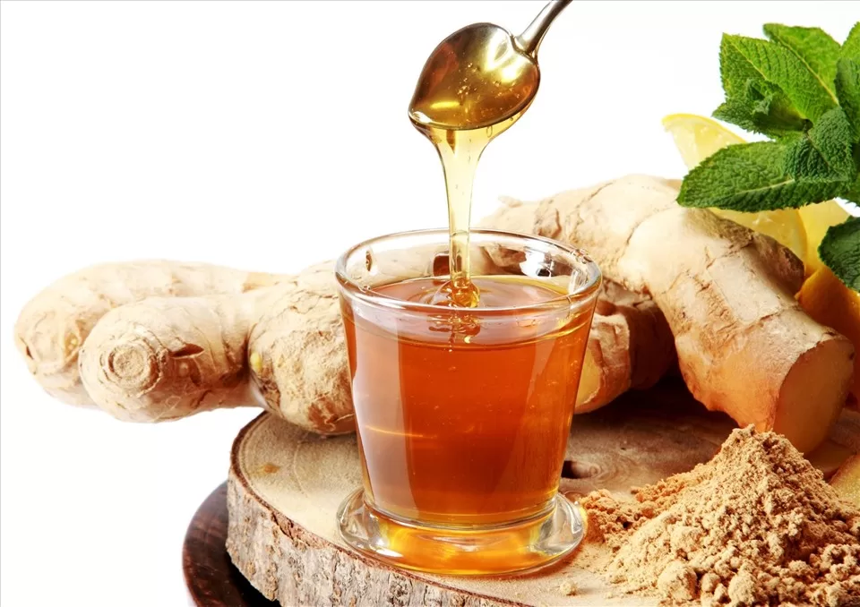 Mẹo chữa viêm mũi dị ứng thời tiết bằng việc uống nước gừng sẽ giúp ấm cơ thể và giảm viêm