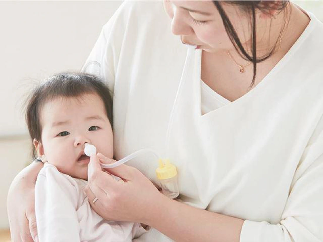 Dùng nước muối nhỏ mũi và hút đối với trẻ không biết xì mũi