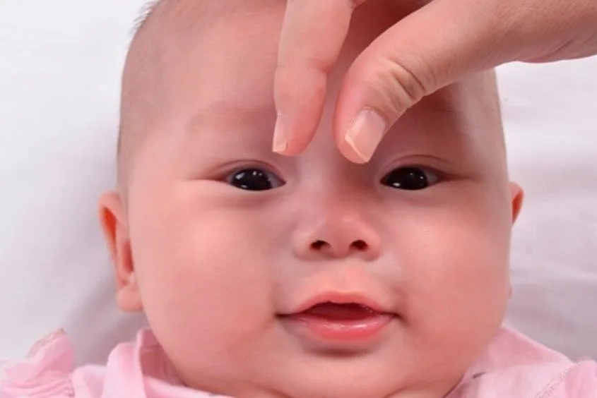 Masage nhẹ nhàng cánh mũi hỗ trợ giảm sổ mũi, nghẹt mũi